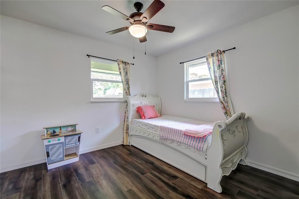 Active With Contract: $279,900 (2 beds, 1 baths, 838 Square Feet)