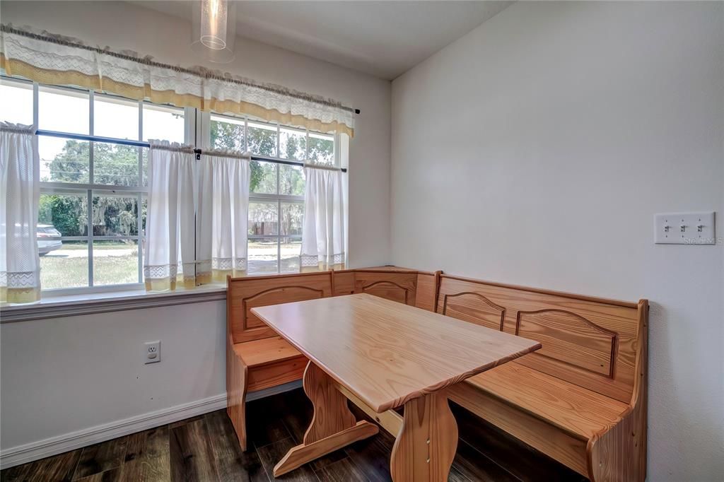 Active With Contract: $279,900 (2 beds, 1 baths, 838 Square Feet)