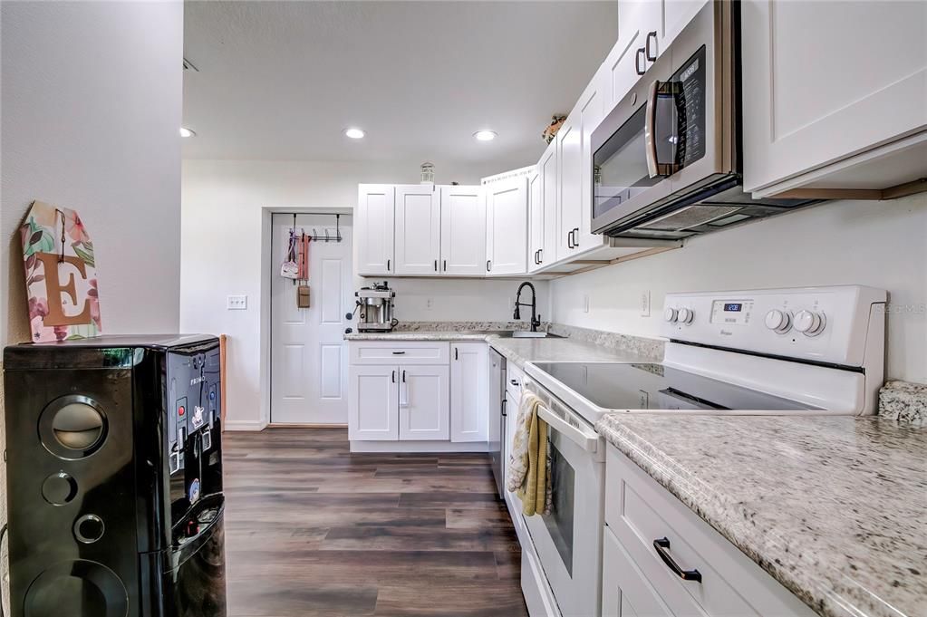 Active With Contract: $279,900 (2 beds, 1 baths, 838 Square Feet)