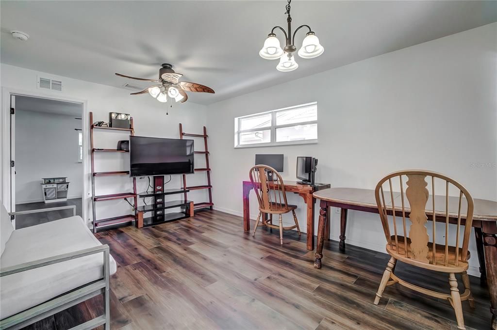 Active With Contract: $279,900 (2 beds, 1 baths, 838 Square Feet)