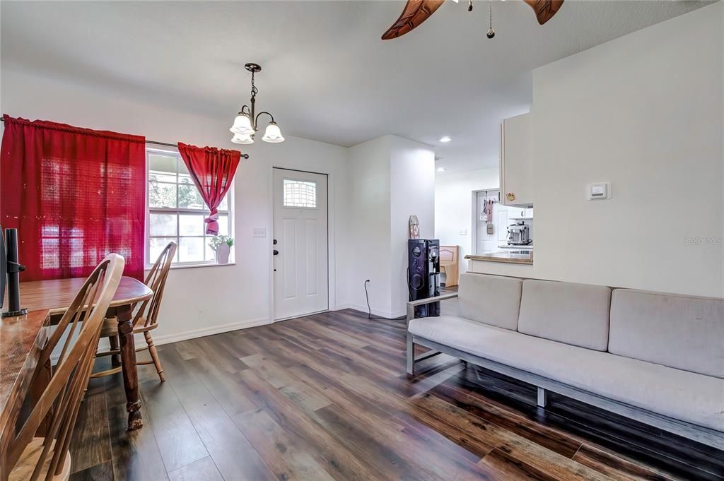 Active With Contract: $279,900 (2 beds, 1 baths, 838 Square Feet)