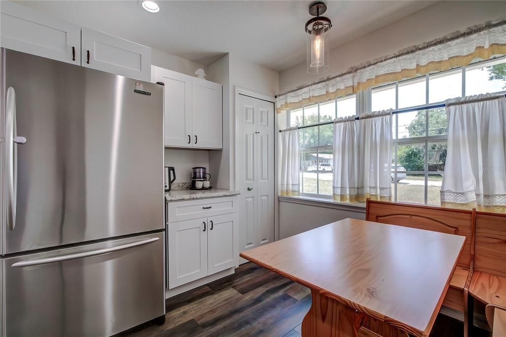 Active With Contract: $279,900 (2 beds, 1 baths, 838 Square Feet)