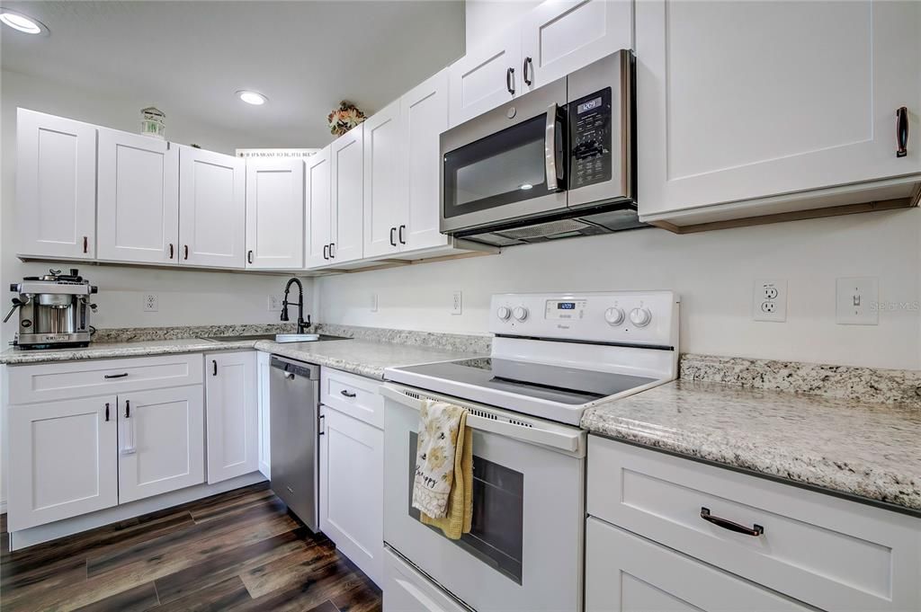 Active With Contract: $279,900 (2 beds, 1 baths, 838 Square Feet)
