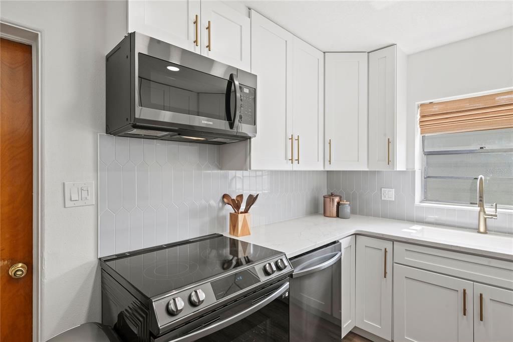 Active With Contract: $474,500 (2 beds, 1 baths, 1303 Square Feet)