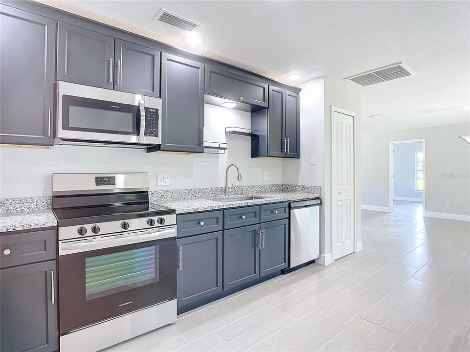 Active With Contract: $313,900 (2 beds, 2 baths, 1428 Square Feet)