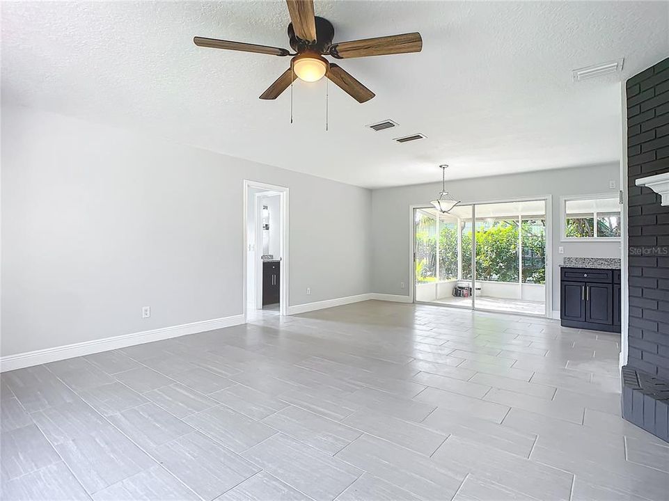 Active With Contract: $313,900 (2 beds, 2 baths, 1428 Square Feet)