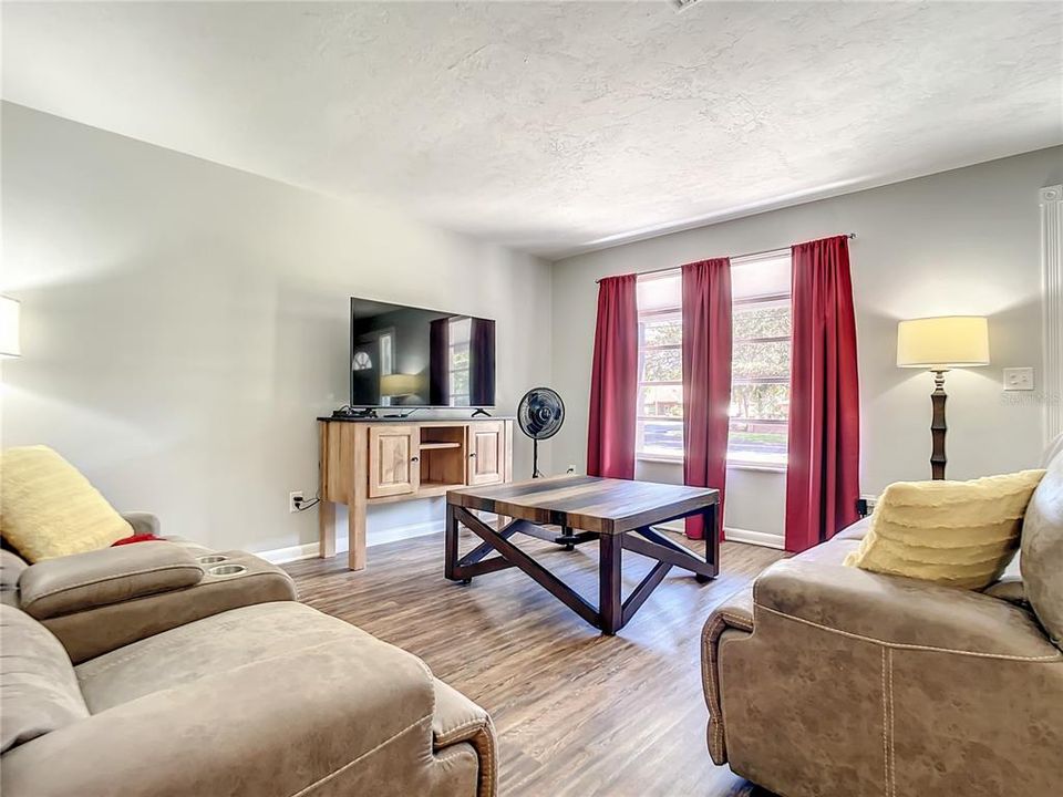 Active With Contract: $289,900 (3 beds, 2 baths, 1356 Square Feet)