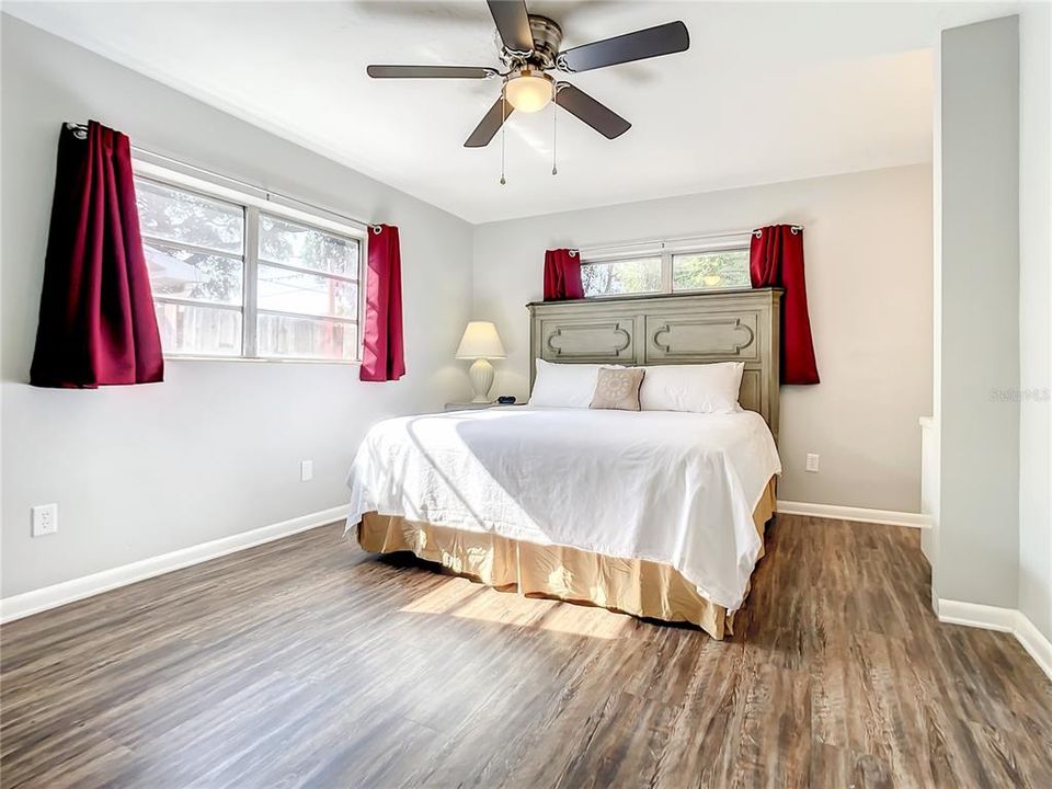 Active With Contract: $289,900 (3 beds, 2 baths, 1356 Square Feet)