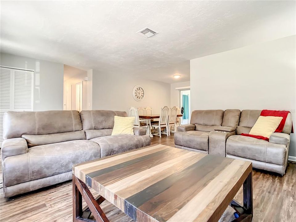 Active With Contract: $289,900 (3 beds, 2 baths, 1356 Square Feet)