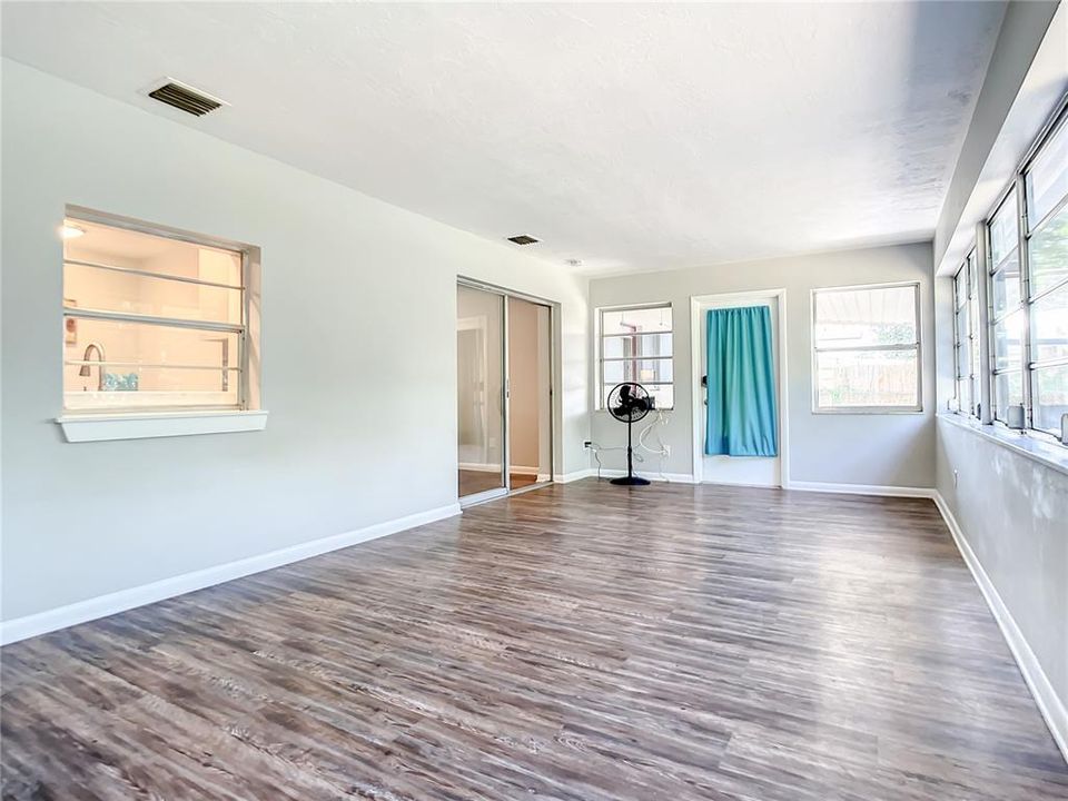 For Sale: $299,900 (3 beds, 2 baths, 1356 Square Feet)