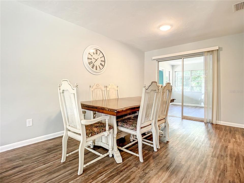 For Sale: $299,900 (3 beds, 2 baths, 1356 Square Feet)