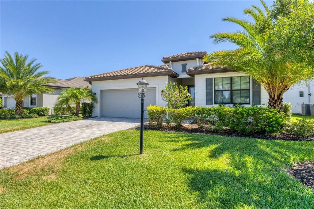 Active With Contract: $3,200 (3 beds, 3 baths, 2219 Square Feet)