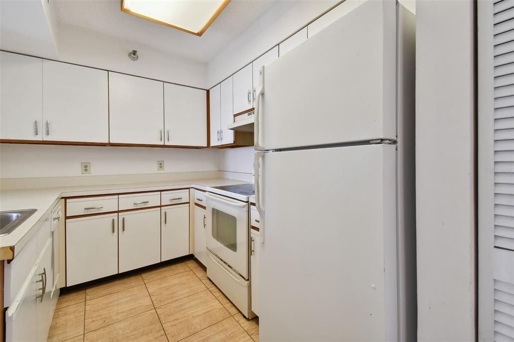 For Sale: $184,900 (1 beds, 1 baths, 750 Square Feet)