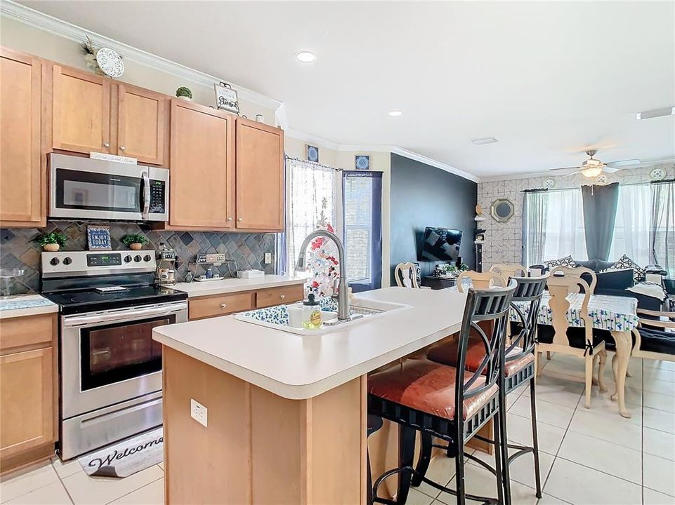 For Sale: $372,500 (4 beds, 3 baths, 2515 Square Feet)