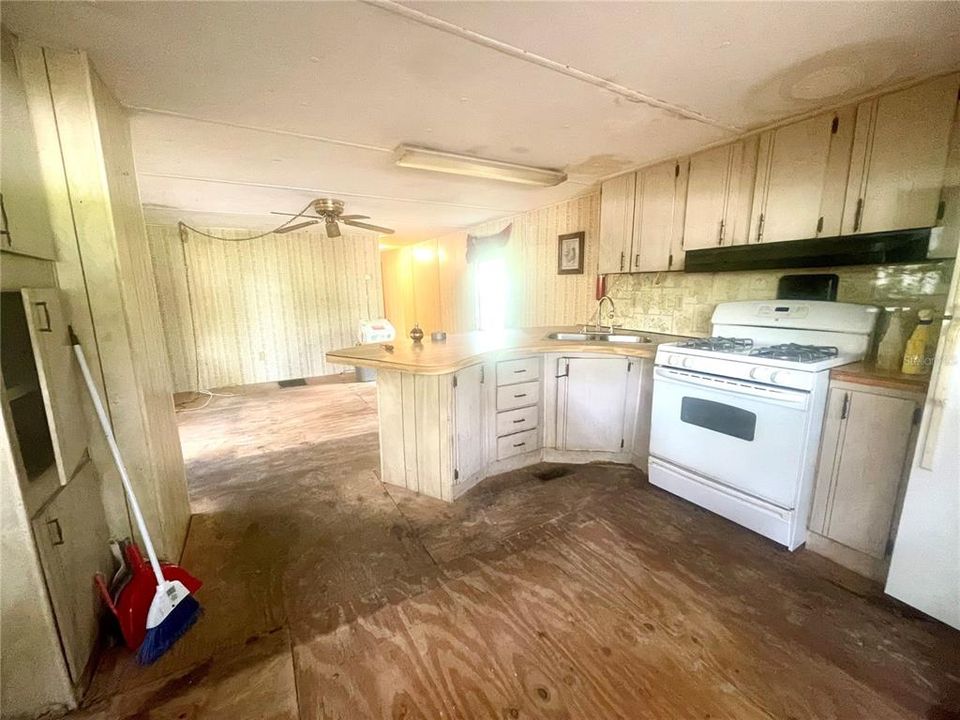 For Sale: $74,000 (2 beds, 1 baths, 644 Square Feet)