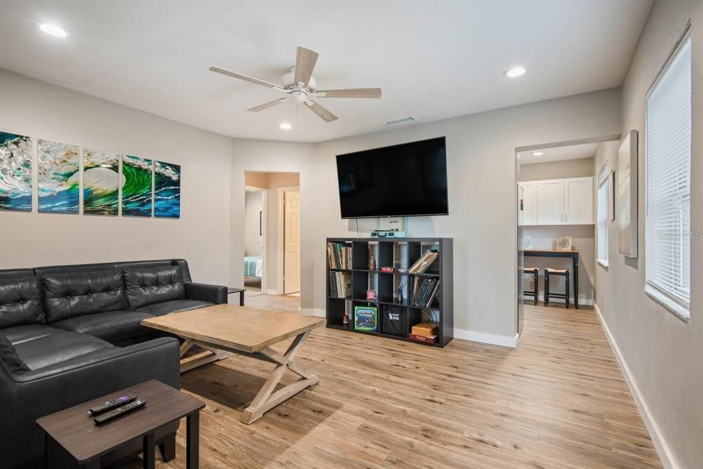 Active With Contract: $315,000 (2 beds, 1 baths, 897 Square Feet)