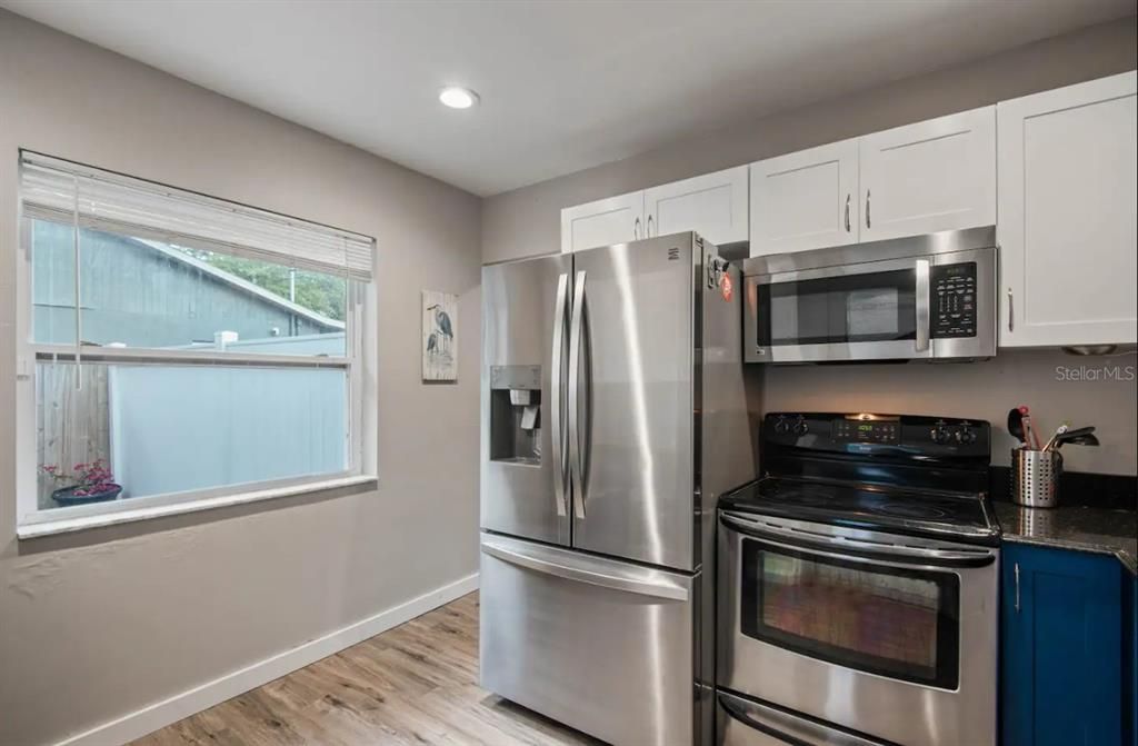 Active With Contract: $315,000 (2 beds, 1 baths, 897 Square Feet)