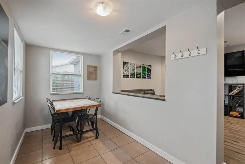 For Sale: $357,000 (2 beds, 1 baths, 897 Square Feet)