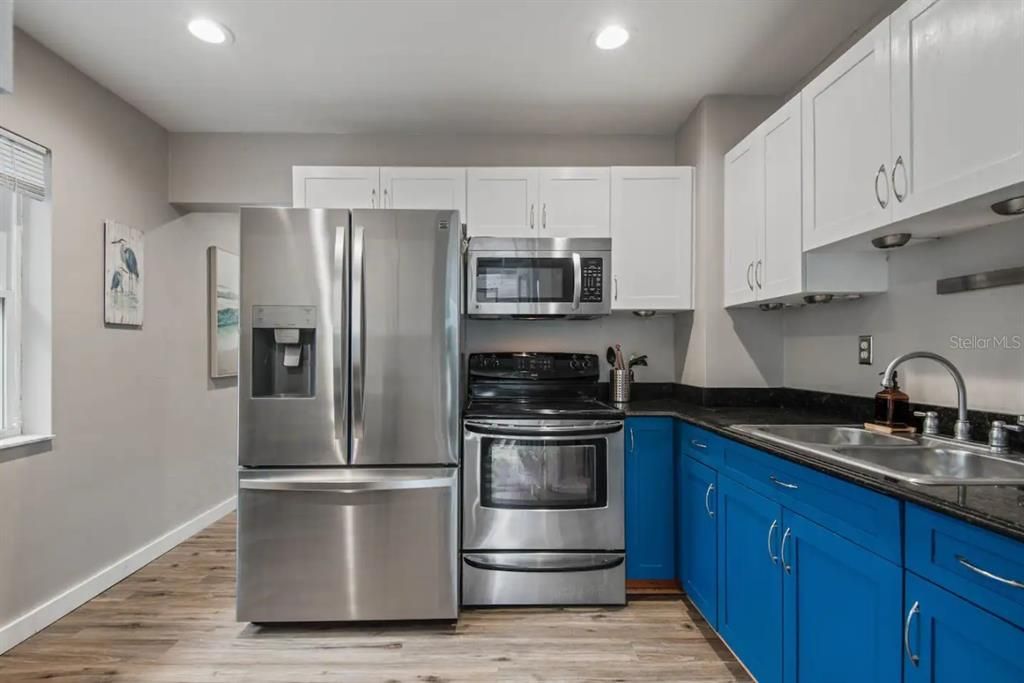 For Sale: $357,000 (2 beds, 1 baths, 897 Square Feet)