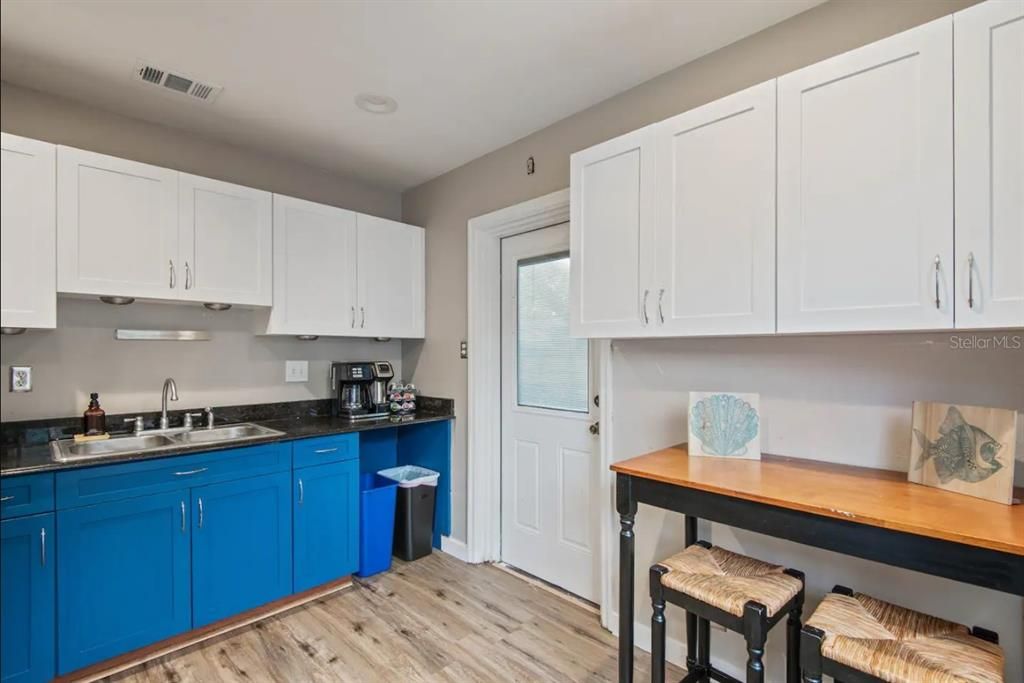 Active With Contract: $315,000 (2 beds, 1 baths, 897 Square Feet)