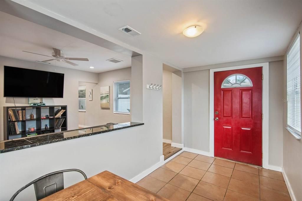 For Sale: $357,000 (2 beds, 1 baths, 897 Square Feet)