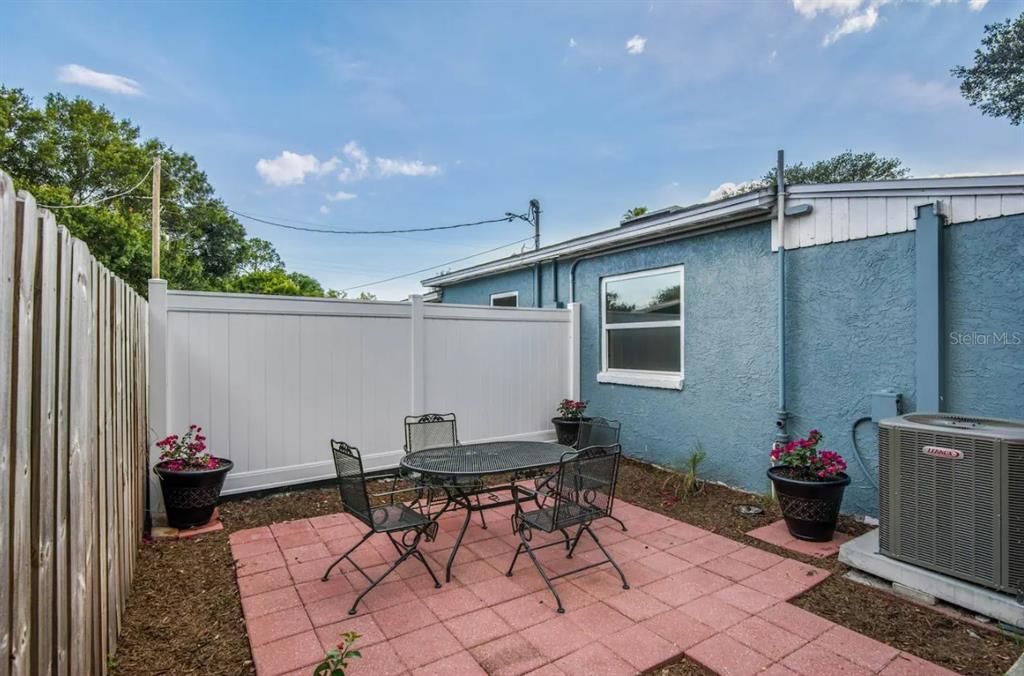 For Sale: $357,000 (2 beds, 1 baths, 897 Square Feet)