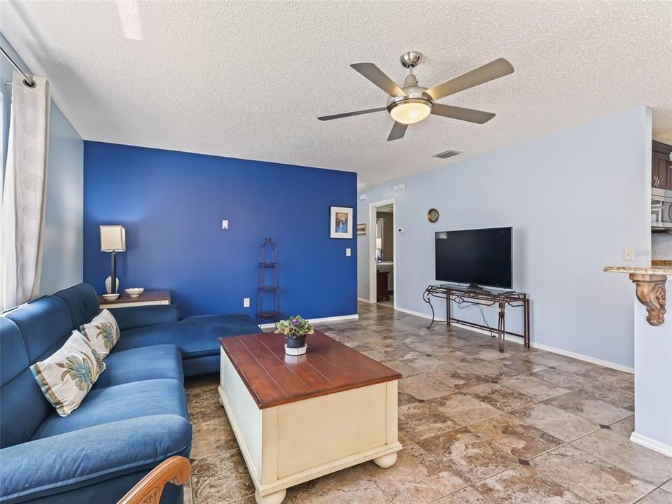 For Sale: $309,000 (2 beds, 2 baths, 1198 Square Feet)