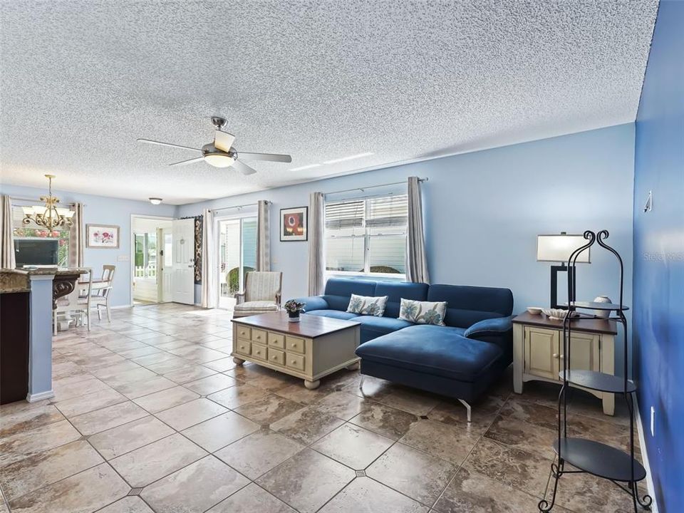 For Sale: $309,000 (2 beds, 2 baths, 1198 Square Feet)