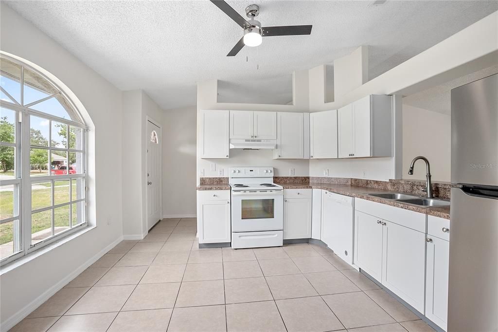 For Sale: $300,000 (3 beds, 2 baths, 1152 Square Feet)