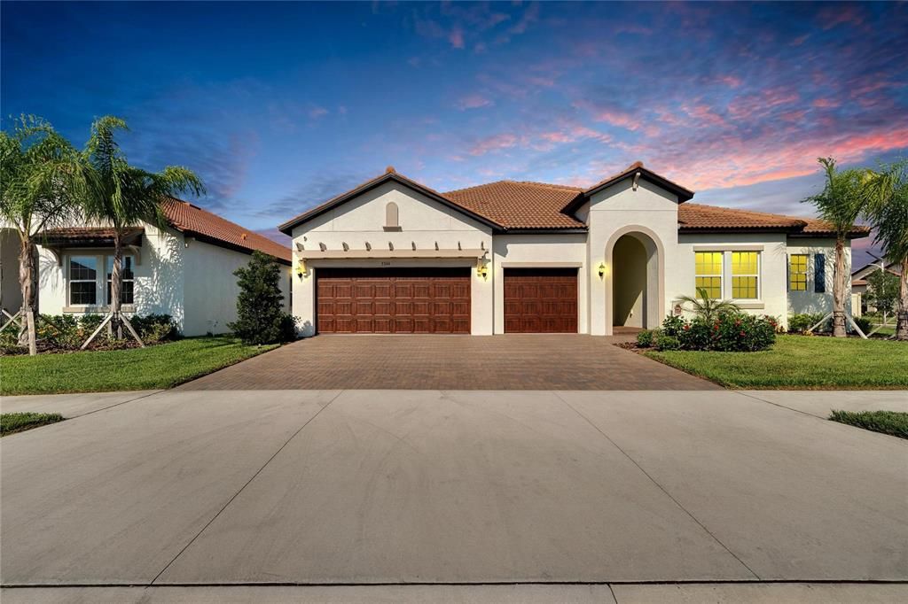 Active With Contract: $550,000 (4 beds, 3 baths, 2805 Square Feet)