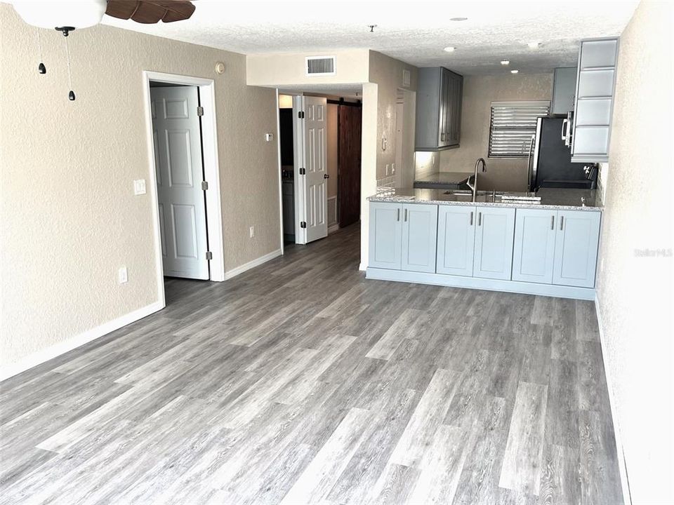 For Sale: $279,900 (1 beds, 1 baths, 820 Square Feet)