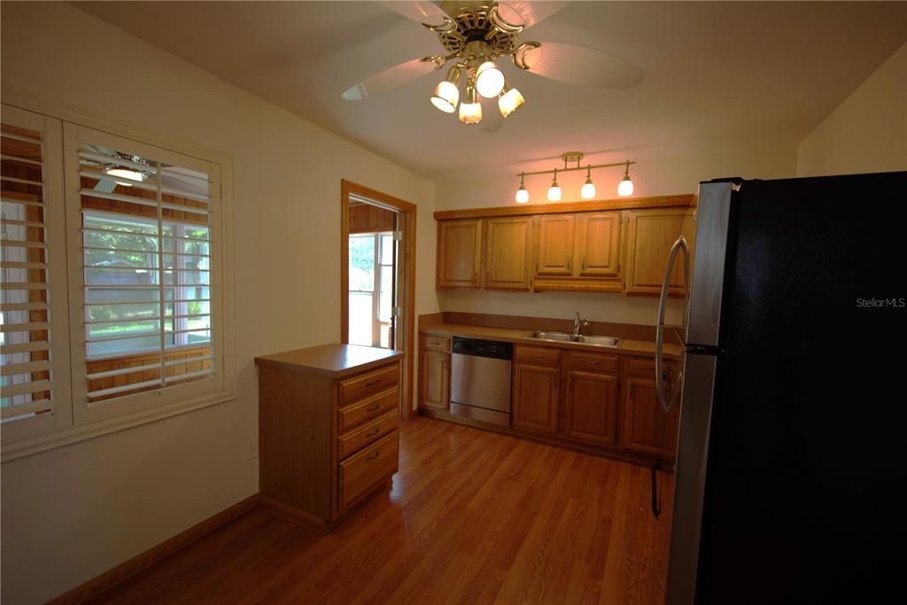 Active With Contract: $2,100 (2 beds, 1 baths, 768 Square Feet)