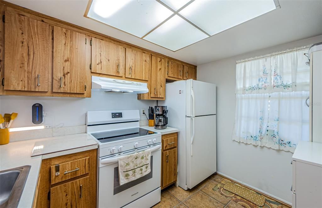 For Sale: $200,000 (2 beds, 2 baths, 935 Square Feet)