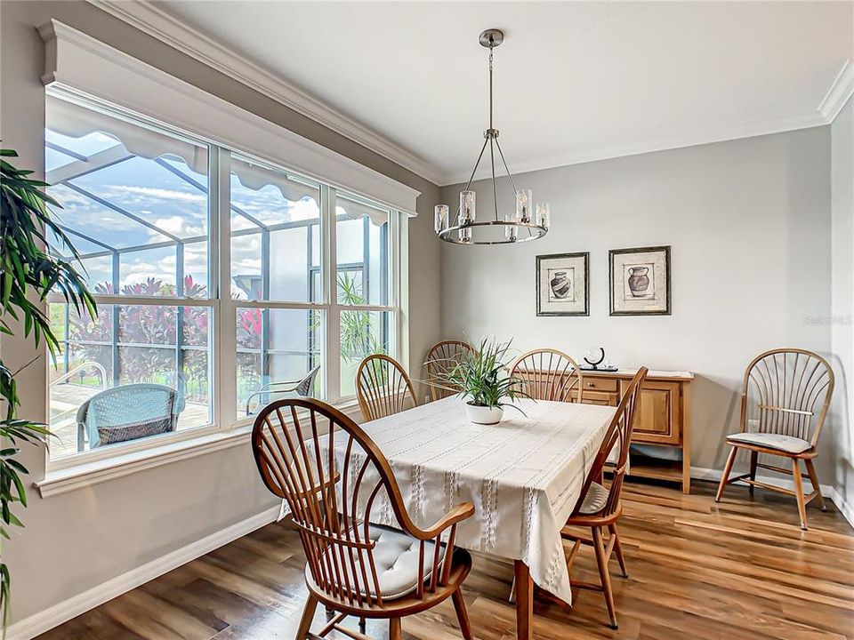 ELECTRIC BLINDS W/WOODEN VALANCE