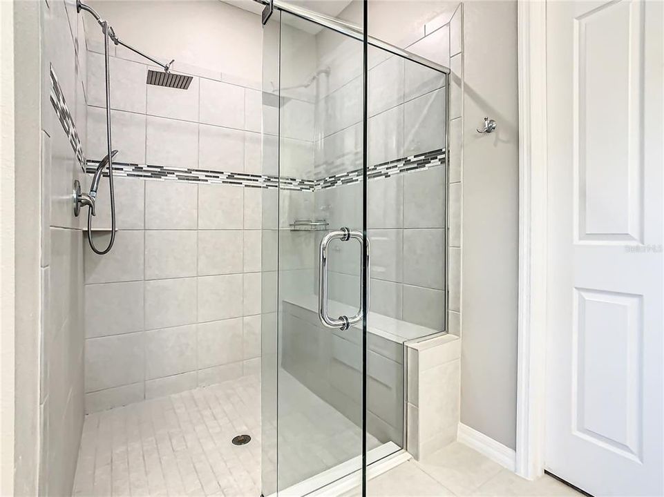 SHOWER W/SEATING