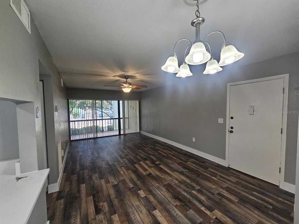 For Sale: $225,000 (2 beds, 2 baths, 828 Square Feet)