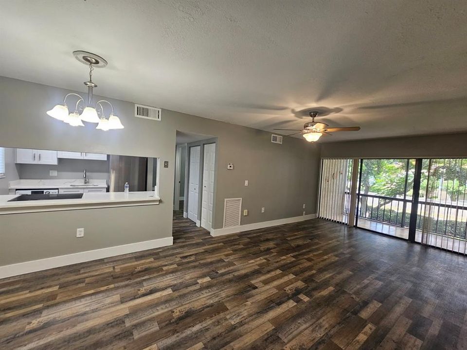 For Sale: $225,000 (2 beds, 2 baths, 828 Square Feet)