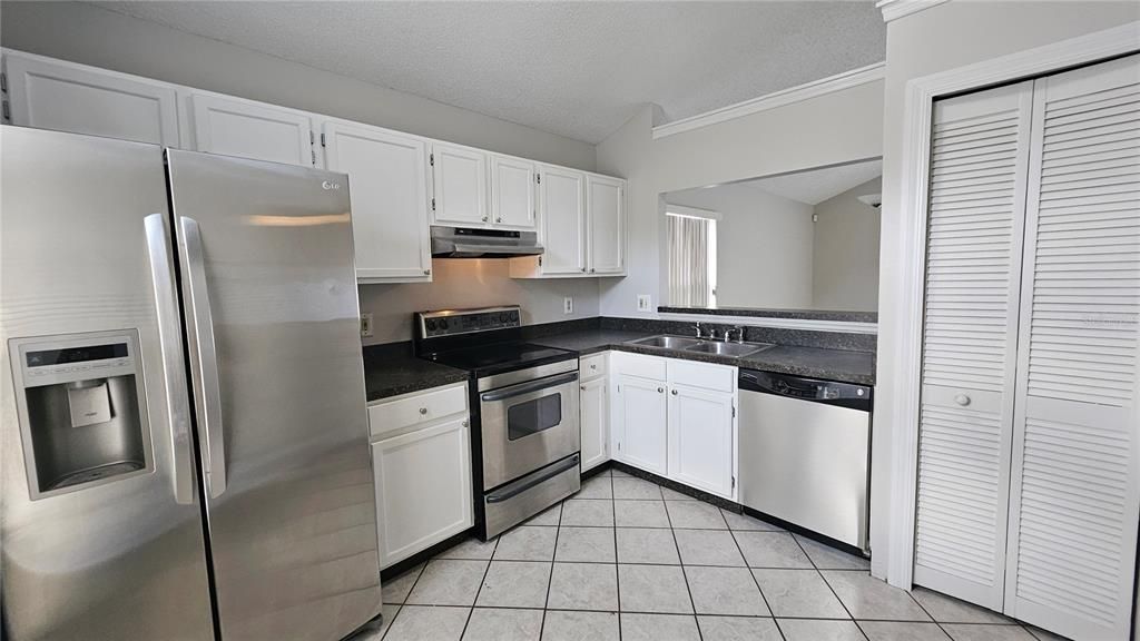 Active With Contract: $349,900 (2 beds, 2 baths, 1037 Square Feet)