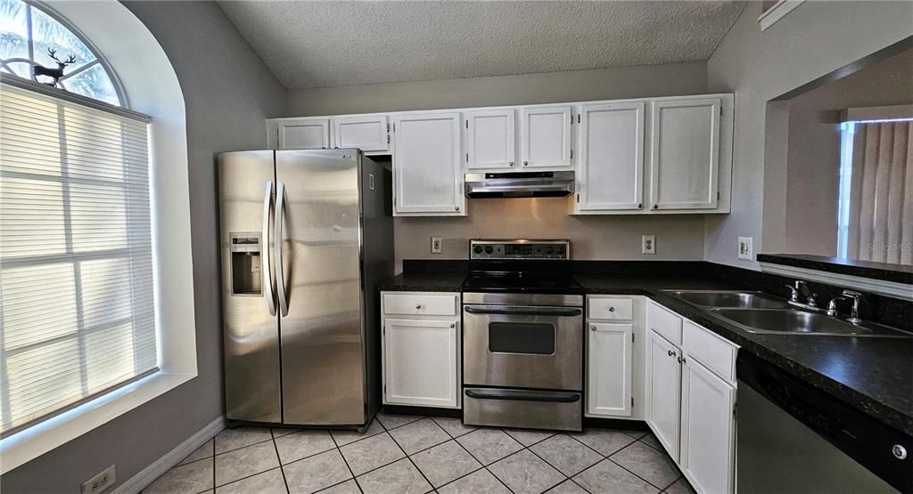 Active With Contract: $349,900 (2 beds, 2 baths, 1037 Square Feet)