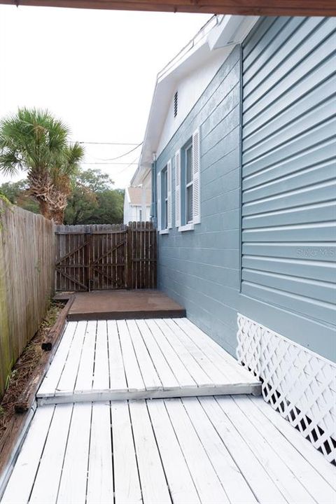 Steped walk way on side of the home