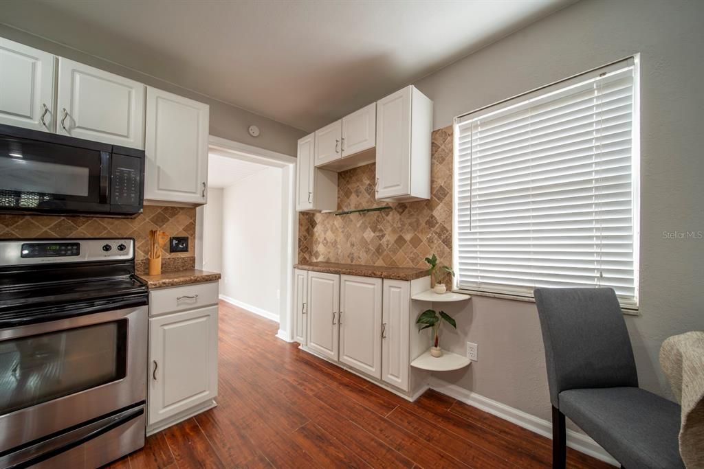 For Sale: $279,900 (2 beds, 1 baths, 1076 Square Feet)