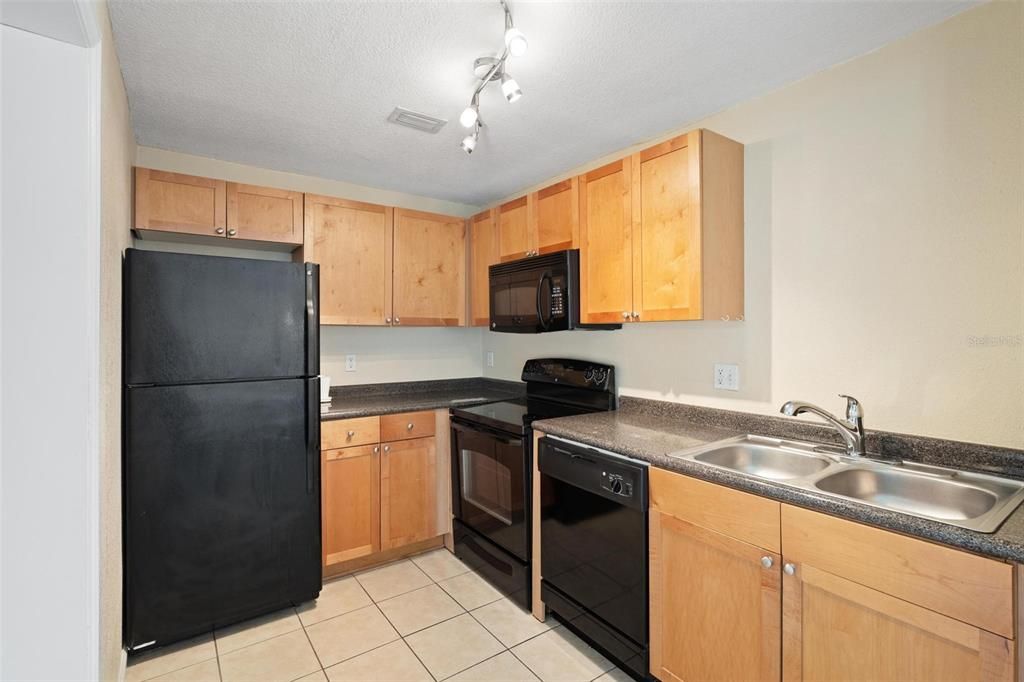 For Rent: $2,350 (1 beds, 1 baths, 823 Square Feet)