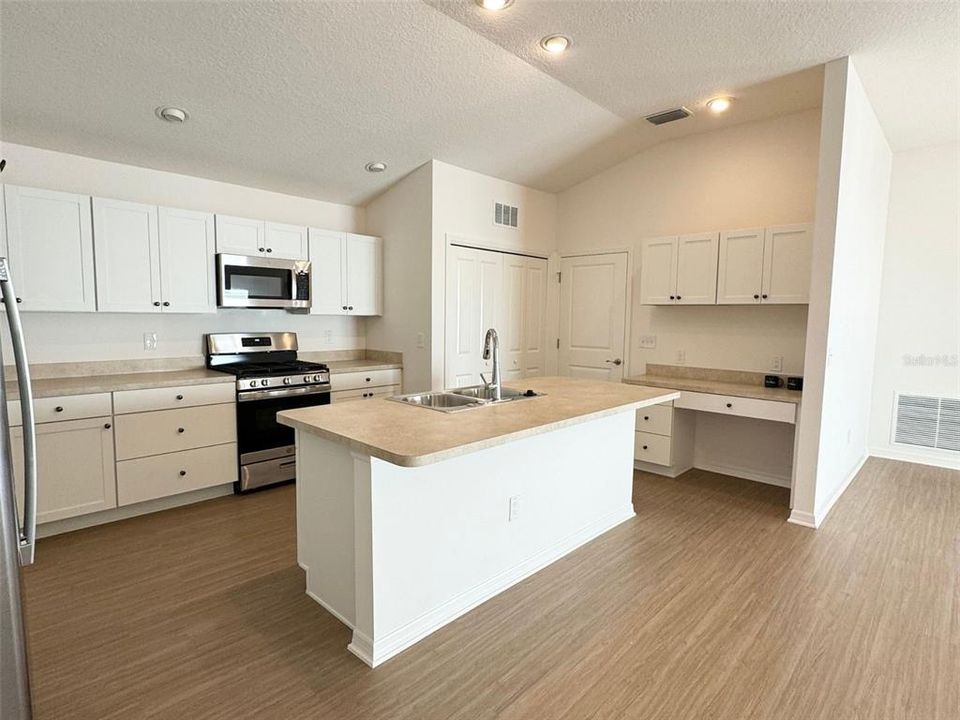 For Rent: $1,900 (2 beds, 2 baths, 1359 Square Feet)