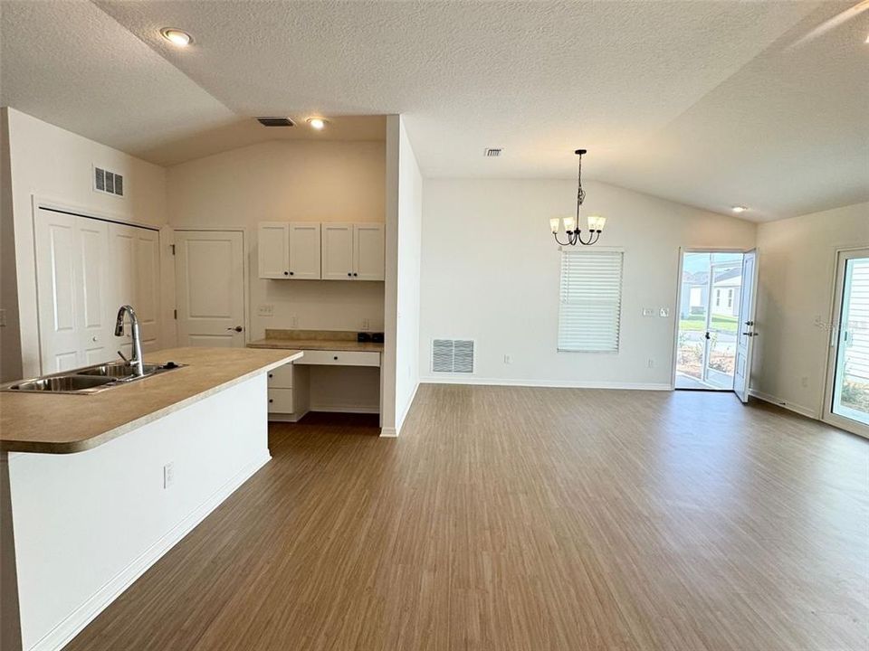 For Rent: $1,900 (2 beds, 2 baths, 1359 Square Feet)