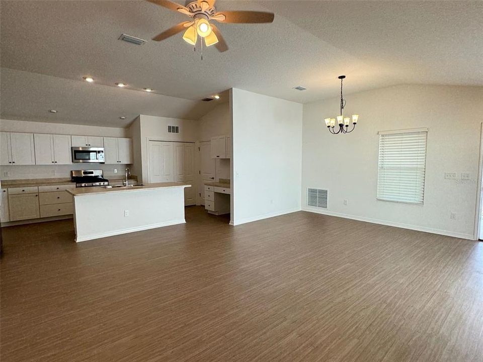 For Rent: $1,900 (2 beds, 2 baths, 1359 Square Feet)