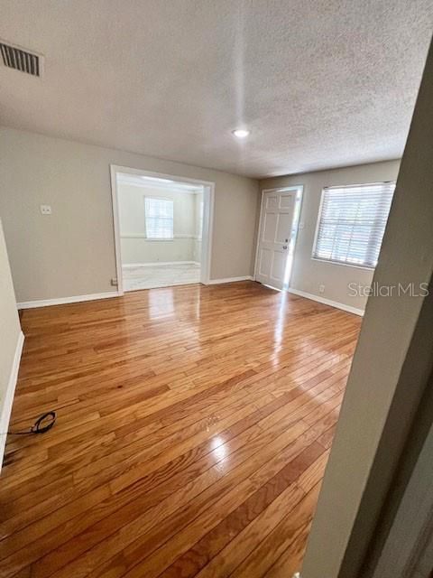 Recently Rented: $1,599 (2 beds, 1 baths, 900 Square Feet)