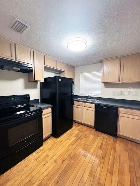 Recently Rented: $1,599 (2 beds, 1 baths, 900 Square Feet)