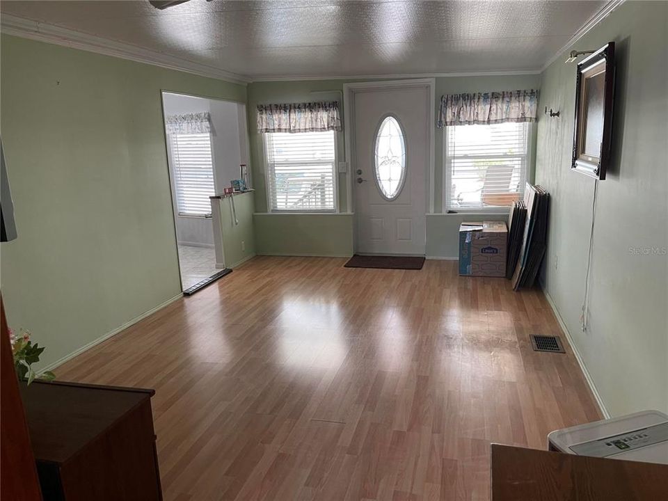 For Sale: $120,000 (1 beds, 1 baths, 384 Square Feet)