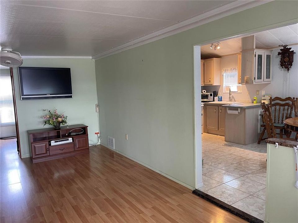 For Sale: $120,000 (1 beds, 1 baths, 384 Square Feet)