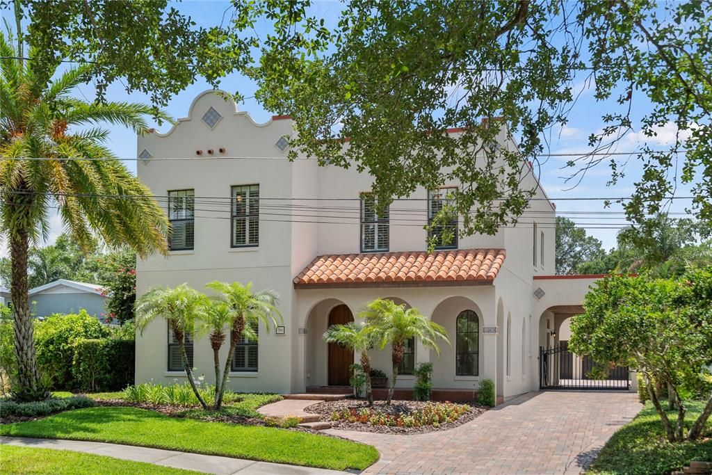 Beautiful Lancaster Park POOL home!